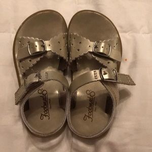 Footmates Arie Sandal. Gold. Size 8.